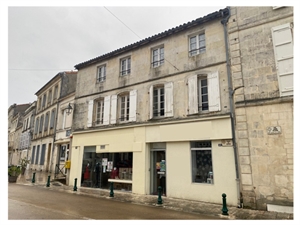 studio à la vente -   17500  JONZAC, surface 31 m2 vente studio - UBI477320075